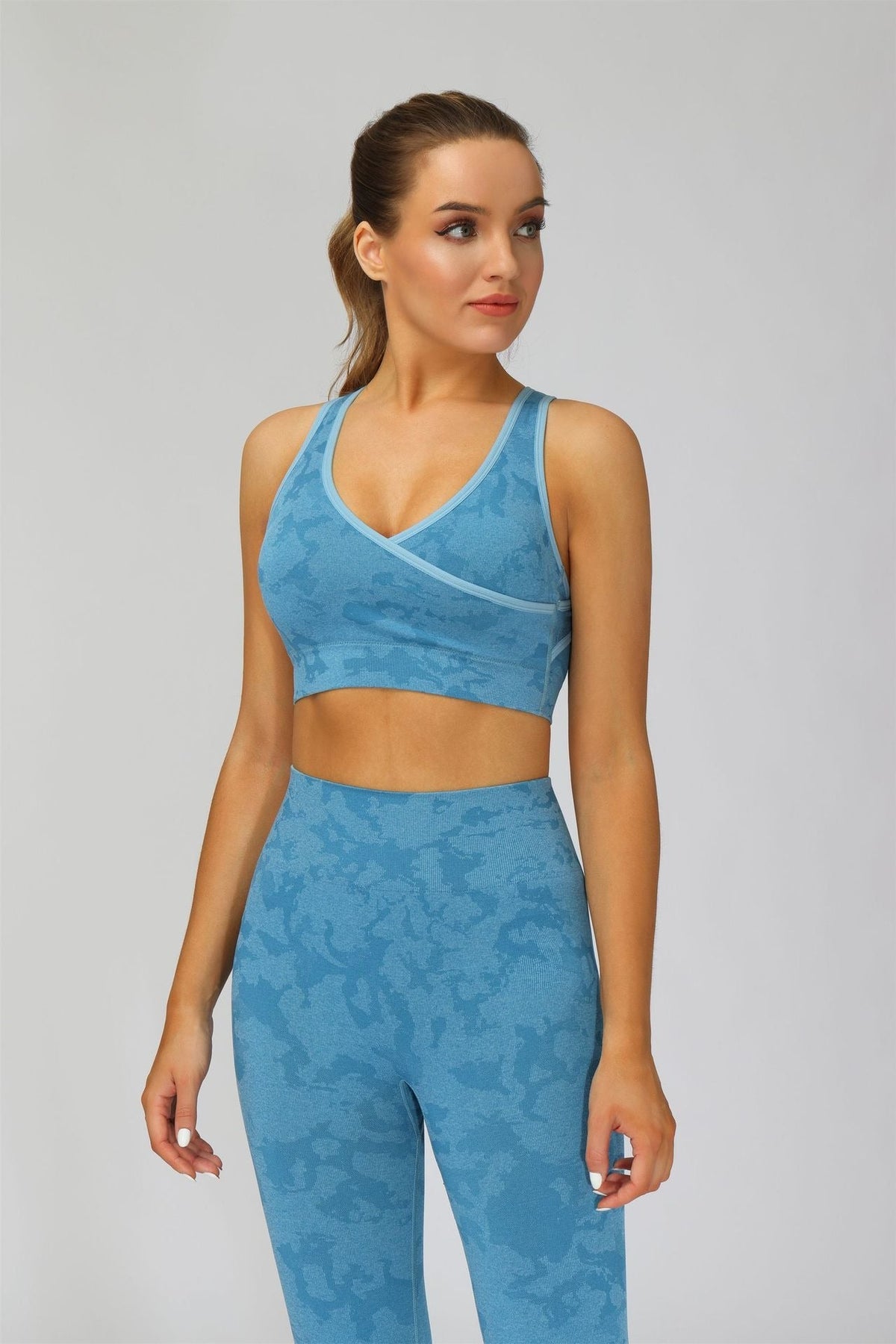 New camouflage seamless cropped pants with tiger pattern fitness pants, yoga suit, bra, and pants set